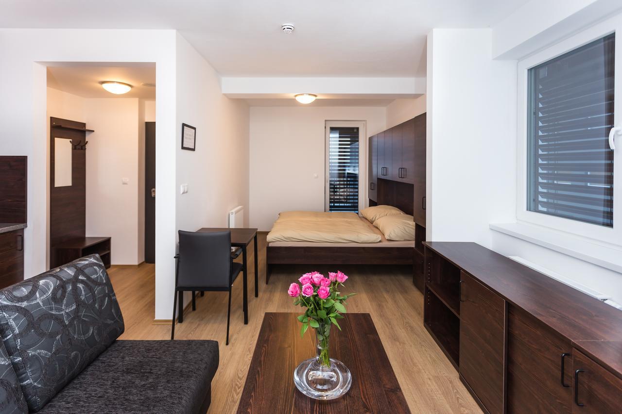 Barok Hotel And Apartments Братислава Экстерьер фото