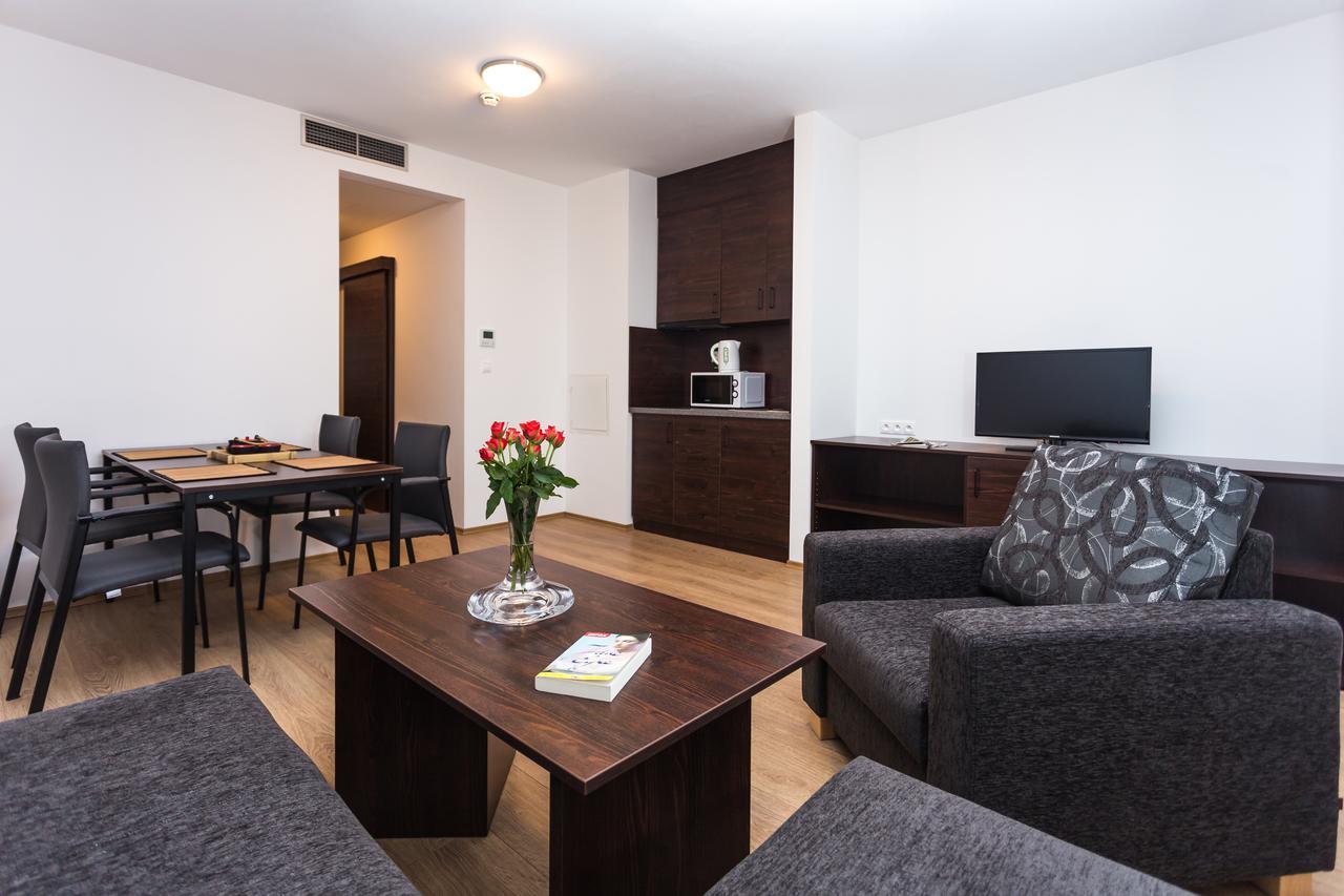 Barok Hotel And Apartments Братислава Экстерьер фото