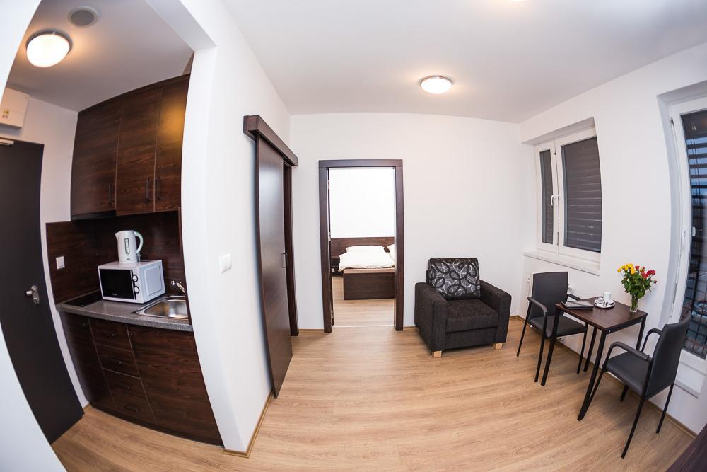 Barok Hotel And Apartments Братислава Экстерьер фото
