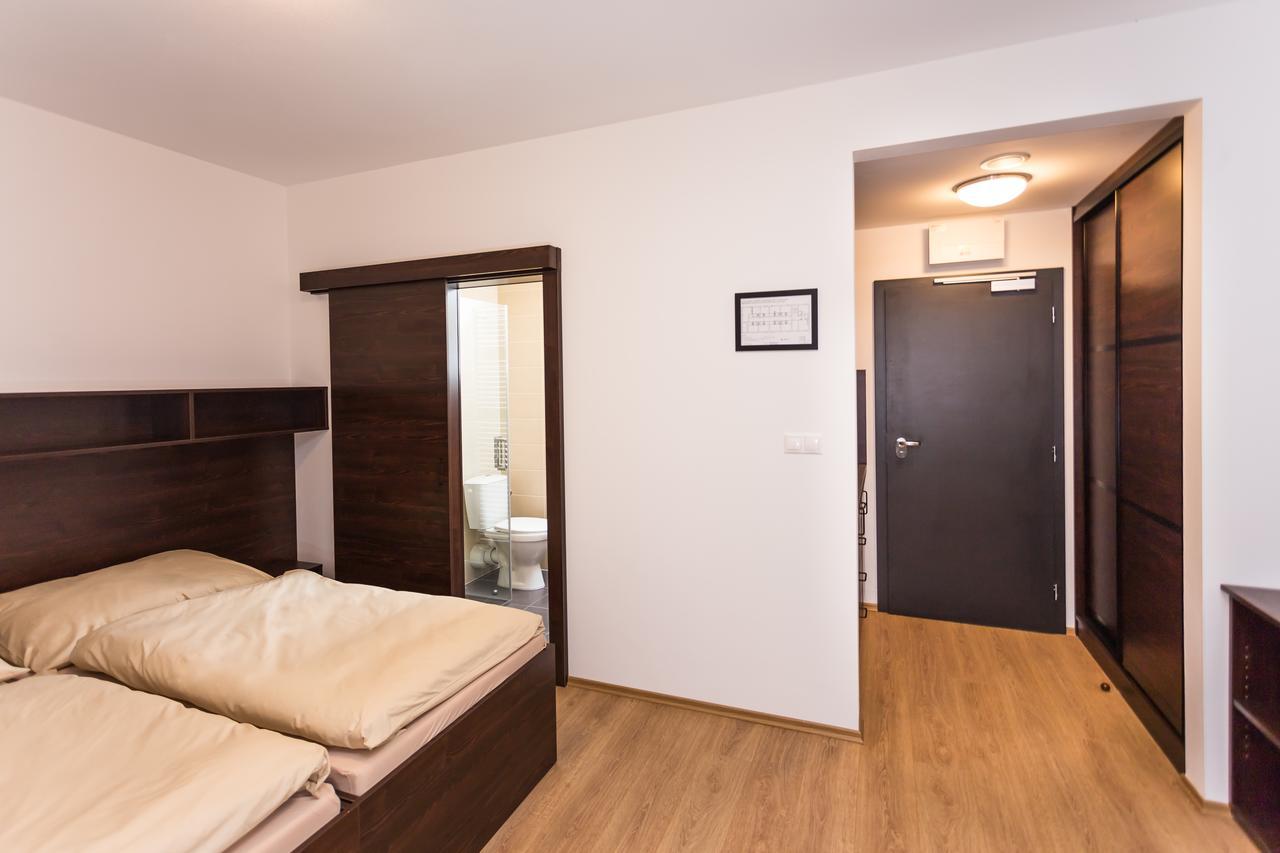 Barok Hotel And Apartments Братислава Экстерьер фото
