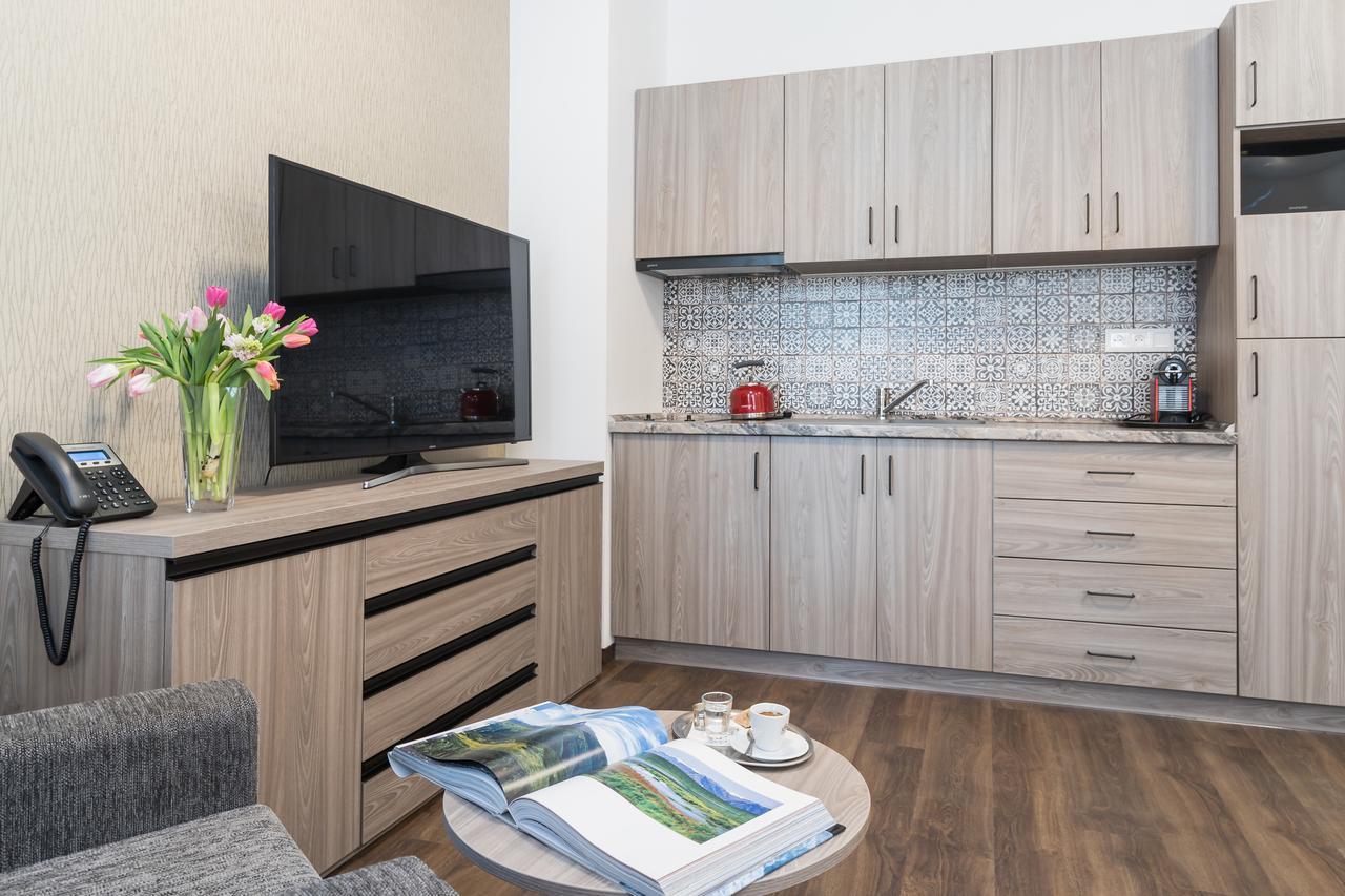 Barok Hotel And Apartments Братислава Экстерьер фото