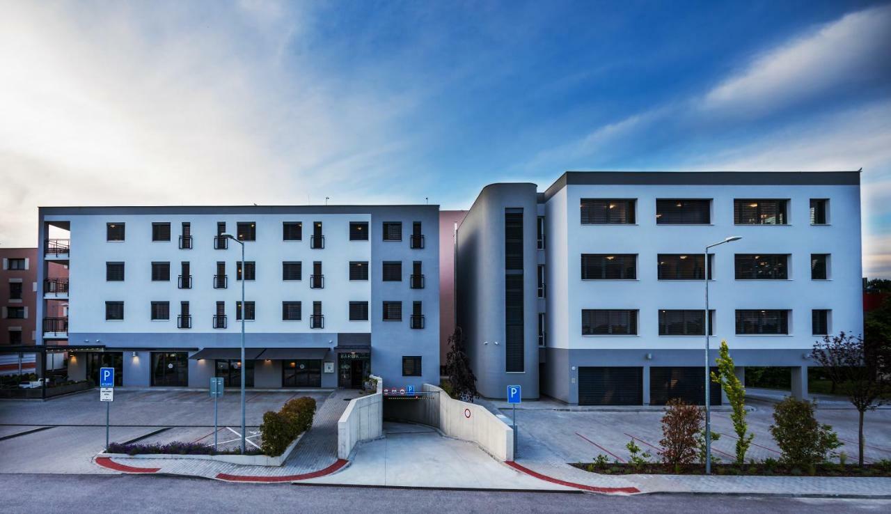 Barok Hotel And Apartments Братислава Экстерьер фото